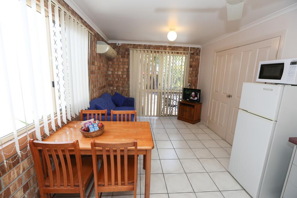 Central Studio Accommodation Гладстон Номер фото